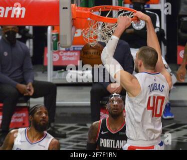 Los Angeles, Usa. April 2021. Los Angles Clippers' Center Ivica Zubac staut am Dienstag, den 6. April 2021, im Staples Center in Los Angeles über dem Stürmer Robert Covington von Portland Trail Blazers. Die Clippers blies die Trail Blazers 133-116. Foto von Jim Ruymen/UPI Credit: UPI/Alamy Live News Stockfoto