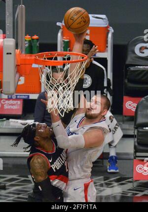 Los Angeles, Usa. April 2021. Das Los Angles Clippers Center Ivica Zubac punktet am Dienstag, den 6. April 2021, im Staples Center in Los Angeles vor Robert Covington von Portland Trail Blazers. Die Clippers blies die Trail Blazers 133-116. Foto von Jim Ruymen/UPI Credit: UPI/Alamy Live News Stockfoto