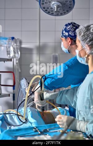 Arzt versucht, ein Kniegelenktrauma zu lösen. Stockfoto