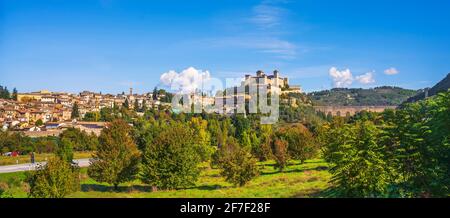 Spoleto, Ponte delle Torri römische Brücke und Rocca Albornoziana mittelalterliche Festung. Umbrien, Italien, Europa. Stockfoto