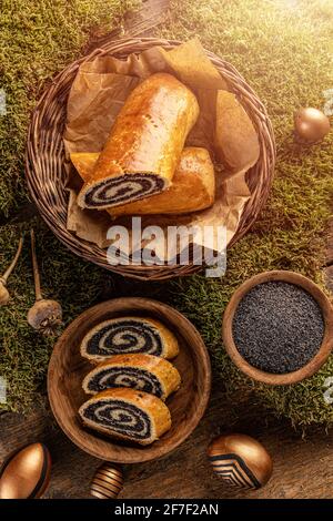 Hausgemachte Mohnbrote, Bejgli, traditionelles ungarisches Süßbrot Stockfoto