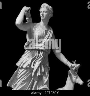 Antike Skulptur Diana Artemis. Göttin des Mondes, Tierwelt, Natur und Jagd. Klassische weiße Marmorstatuette isoliert auf schwarzem Hintergrund Stockfoto