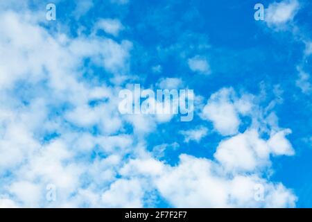 Blauer Himmel und Wolken am Beau Bassin in der republik Mauritius. Stockfoto