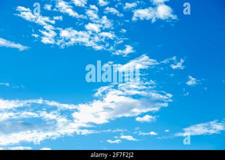 Blauer Himmel und Wolken am Beau Bassin in der republik Mauritius. Stockfoto