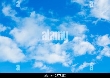 Blauer Himmel und Wolken am Beau Bassin in der republik Mauritius. Stockfoto