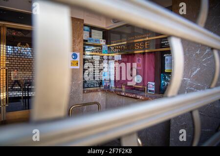 München, Deutschland. März 2021. Die geschlossene Kasse des Filmtheaters am Sendlinger Tor. (To dpa 'When it finally startes again: Kinos we Look forward to') Quelle: Peter Kneffel/dpa/Alamy Live News Stockfoto