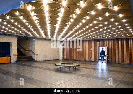 Berlin, Deutschland. März 2021. Mitarbeiter Thore Horch läuft durch das leere Kino International auf der Karl-Marx-Allee in Mitte. Das Kino ist wegen der Schließung der Corona-Krise geschlossen. (To dpa 'When it finally started up again: Kinos we're freute to') Quelle: Jens Kalaene/dpa-Zentralbild/dpa/Alamy Live News Stockfoto