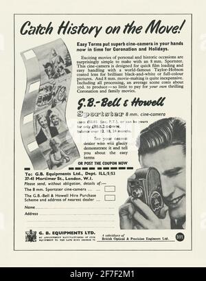 Ein Werbespot aus den 1950er Jahren für eine Bell & Howell Sportster 8mm Cine-Kamera – er erschien 1953 im britischen Magazin. In den 1950er Jahren wurde die Herstellung und Vorführung von Heimfilmen zu einem beliebten Hobby, da die Kosten für Kamera, Projektor und Entwicklung für den Mittelstand in greifbare Nähe geriet. Hier ist es per Post erhältlich. Der 8-mm-Film (und der Super-8-Film von Kodak) war die Möglichkeit, bewegte Bilder aufzunehmen – später wurde die Tonaufnahme zur Option. Bell & Howell wurde 1907 von zwei Filmvorführern gegründet und hatte ursprünglich seinen Sitz in Wheeling, Illinois, USA – Vintage-Grafiken aus den fünfziger Jahren für redaktionelle Zwecke. Stockfoto
