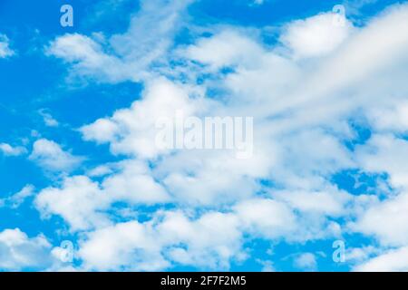 Blauer Himmel und Wolken am Beau Bassin in der republik Mauritius. Stockfoto