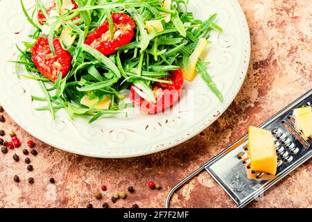 Salat mit sonnengetrockneten Tomaten und Kräutern.Frühlingssalat Stockfoto