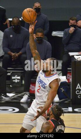 Los Angeles, Usa. April 2021. Kawhi Leonard von Los Angles Clippers punktet in der ersten Hälfte am Dienstag, den 6. April 2021, im Staples Center in Los Angeles vor Robert Covington, dem Wächter von Portland Trail Blazers. Die Clippers blies die Trail Blazers 133-116. Foto von Jim Ruymen/UPI Credit: UPI/Alamy Live News Stockfoto