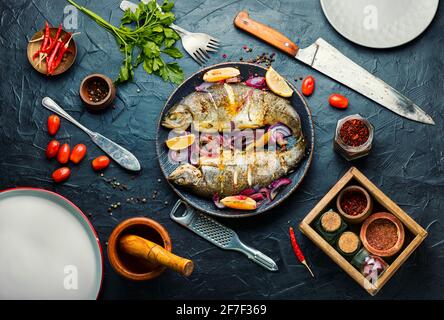 Gebratene ganze Forelle mit Zitrone auf dem Teller.köstlicher gebratener Fisch Stockfoto