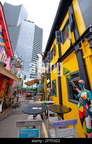Farbenfrohe Wandmalereien und Essen im Freien in der „Hji Lane“, einer trendigen Einkaufsstraße im Viertel Kampong Glam in Singapur Stockfoto