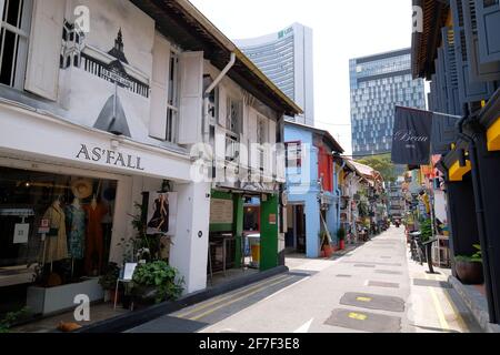 Eine vielseitige Mischung aus Boutiquen und Restaurants in der Hji Lane, einer trendigen Einkaufsstraße im Viertel Kampong Glam in Singapur Stockfoto