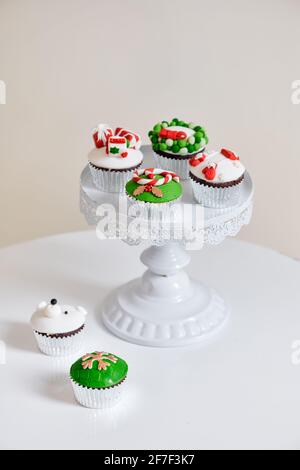 Saisonale festliche Weihnachten Mini Dessert cupcakes in traditionellem Rot Grün dekorative Symbole Elemente Stockfoto