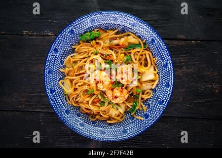 Asiatische Meeresfrüchte udon-Nudeln in einer traditionellen Schüssel Stockfoto