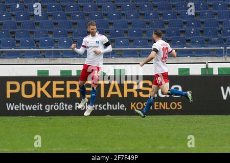 Aaron HUNT (HH) jubelt nach seinem Tor auf 0:3 mit Manuel WINTZHEIMER (HH), Jubel, Jubel, Freude, Jubel, Fußball 2. Bundesliga, 27. Spieltag, Hannover 96 (H) - HSV Hamburg Hamburg Hamburg (HH) 3: 3, am 4. April 2021 in der HDI Arena Hannover/Deutschland. Weltweite Nutzung Stockfoto