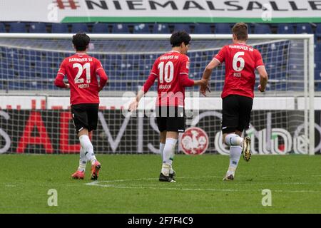 Genki HARAGUCHI (H) jubelt nach seinem Tor auf 2:3 mit sei MUROYA (H) und Jaka BIJOL (H), Soccer 2. Bundesliga, 27. Spieltag, Hannover 96 (H) - HSV Hamburg Hamburg Hamburg (HH) 3: 3, am 4. April 2021 in der HDI Arena Hannover. Weltweite Nutzung Stockfoto