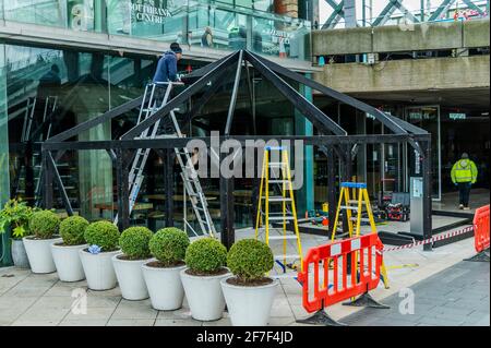 London, Großbritannien. April 2021. Ein Schutzraum im Freien ist im Bau - Wagamama, ein Restaurant an der Southbank, bereitet sich auf die Wiedereröffnung nach dem nationalen Lockdown 3 vor. Kredit: Guy Bell/Alamy Live Nachrichten Stockfoto