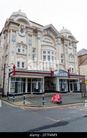 Llandudno, Großbritannien: 18. März 2021: Das Palladium in der Gloddaeth Street war früher ein Theater, ist aber heute ein Wetherspoons-öffentliches Haus. Hier gesehen geschlossen durin Stockfoto