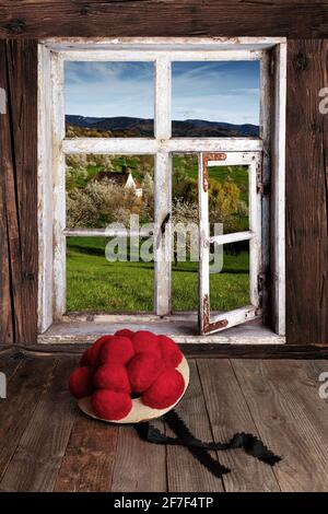 Alte Schwarzwälder Bollenhütte am Fenster mit Aussicht Der Landschaft Stockfoto