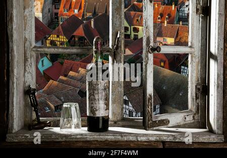 Blick durch ein Holzfenster auf die historische Stadt von Kaysersberg Stockfoto