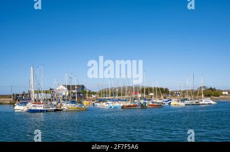 Yachten, Segelboote und andere Boote auf Pontons, die am Arun Yacht Club am Fluss Arun in Littlehampton, West Sussex, England, angedockt oder festgemacht werden. Stockfoto