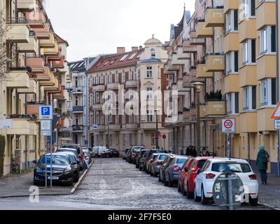 Potsdam, Deutschland. April 2021. Wohn- und Geschäftshäuser in der Schlaatzstraße. Quelle: Soeren Stache/dpa-Zentralbild/ZB/dpa/Alamy Live News Stockfoto