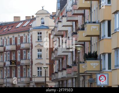 Potsdam, Deutschland. April 2021. Wohn- und Geschäftshäuser in der Schlaatzstraße. Quelle: Soeren Stache/dpa-Zentralbild/ZB/dpa/Alamy Live News Stockfoto