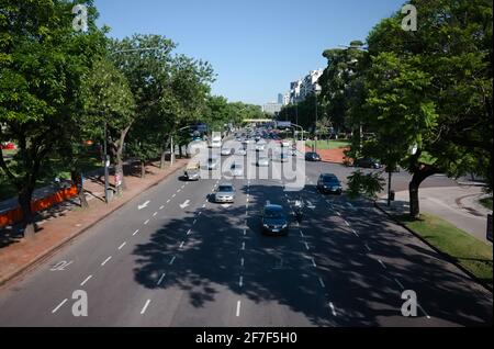 Buenos Aires, Argentinien - Januar 2020: Einspurige mehrspurige Avenida Presidente Figueroa Alcorta. Straßenverkehr in der Hauptstadt. Stockfoto