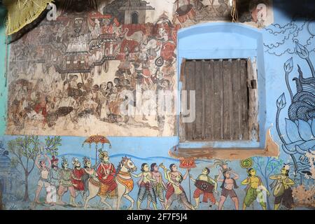 Gemälde an den Wänden eines alten traditionellen Kunsthandwerkshauses im Dorf Raghurajpur in Odisha, Indien Stockfoto