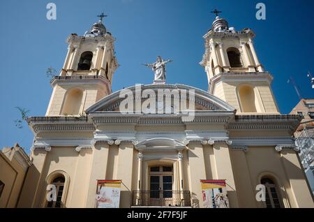 Cordoba, Argentinien - Januar, 2020: Katholische Kirche mit zwei Glockentürmen und Statue der Jungfrau Maria gegen blauen Himmel. Stockfoto