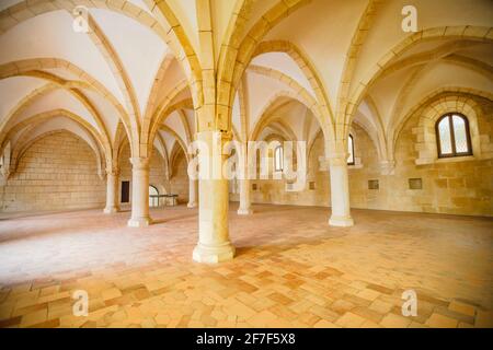 Alcobaca, Portugal - 15. August 2017: Im Schlafsaal, einem großen gotischen Raum, wo die Mönche zusammen geschlafen, im Kloster von alcobaca oder Mosteiro de Stockfoto