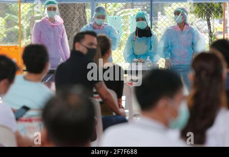 Bangkok, Thailand. April 2021. Das Gesundheitspersonal überwacht die Menschen nach der Verabreichung der Dosis des Coronavac-Impfstoffs (Sinovac). Mehrere Kabinettsminister und alle Abgeordneten der Bhumjaithai-Partei haben nach engem Kontakt mit neuen Covid-19-Fällen mit der 14-tägigen Quarantäne begonnen. (Foto von Chaiwat Subprasom/SOPA Images/Sipa USA) Quelle: SIPA USA/Alamy Live News Stockfoto