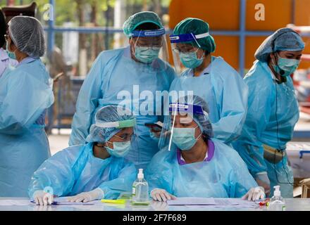 Bangkok, Thailand. April 2021. Das Gesundheitspersonal überwacht die Menschen nach der Verabreichung der Dosis des Coronavac-Impfstoffs (Sinovac). Mehrere Kabinettsminister und alle Abgeordneten der Bhumjaithai-Partei haben nach engem Kontakt mit neuen Covid-19-Fällen mit der 14-tägigen Quarantäne begonnen. (Foto von Chaiwat Subprasom/SOPA Images/Sipa USA) Quelle: SIPA USA/Alamy Live News Stockfoto