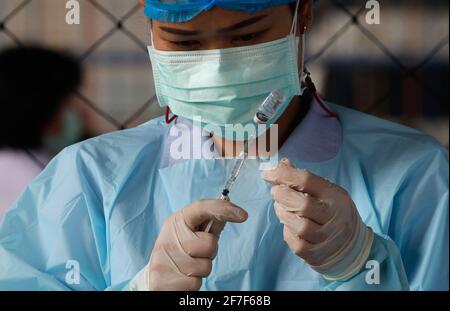 Bangkok, Thailand. April 2021. Ein Gesundheitsmitarbeiter bereitet eine Dosis des Coronavac (Sinovac)-Impfstoffs vor. Mehrere Kabinettsminister und alle Abgeordneten der Bhumjaithai-Partei haben nach engem Kontakt mit neuen Covid-19-Fällen mit der 14-tägigen Quarantäne begonnen. (Foto von Chaiwat Subprasom/SOPA Images/Sipa USA) Quelle: SIPA USA/Alamy Live News Stockfoto