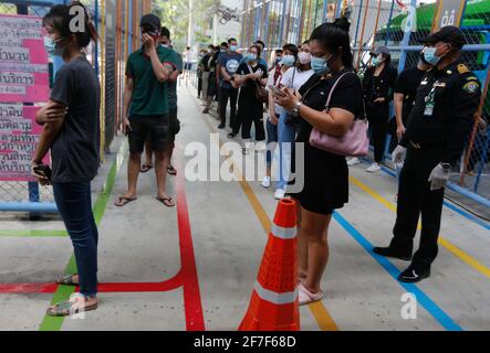 Bangkok, Thailand. April 2021. Die Leute warten in einer Schlange, um sich mit dem Coronavac (Sinovac)-Impfstoff impfen zu lassen. Mehrere Kabinettsminister und alle Abgeordneten der Bhumjaithai-Partei haben nach engem Kontakt mit neuen Covid-19-Fällen mit der 14-tägigen Quarantäne begonnen. (Foto von Chaiwat Subprasom/SOPA Images/Sipa USA) Quelle: SIPA USA/Alamy Live News Stockfoto