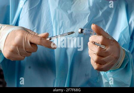 Bangkok, Thailand. April 2021. Ein Gesundheitsmitarbeiter bereitet eine Dosis des Coronavac (Sinovac)-Impfstoffs vor. Mehrere Kabinettsminister und alle Abgeordneten der Bhumjaithai-Partei haben nach engem Kontakt mit neuen Covid-19-Fällen mit der 14-tägigen Quarantäne begonnen. (Foto von Chaiwat Subprasom/SOPA Images/Sipa USA) Quelle: SIPA USA/Alamy Live News Stockfoto