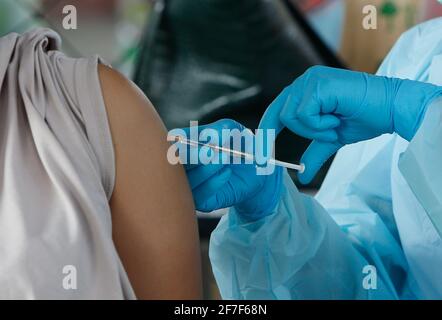 Bangkok, Thailand. April 2021. Eine Frau erhält eine Dosis des Coronavac (Sinovac)-Impfstoffs. Mehrere Kabinettsminister und alle Abgeordneten der Bhumjaithai-Partei haben nach engem Kontakt mit neuen Covid-19-Fällen mit der 14-tägigen Quarantäne begonnen. (Foto von Chaiwat Subprasom/SOPA Images/Sipa USA) Quelle: SIPA USA/Alamy Live News Stockfoto