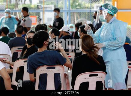Bangkok, Thailand. April 2021. Das Gesundheitspersonal überwacht die Menschen nach der Verabreichung der Dosis des Coronavac-Impfstoffs (Sinovac). Mehrere Kabinettsminister und alle Abgeordneten der Bhumjaithai-Partei haben nach engem Kontakt mit neuen Covid-19-Fällen mit der 14-tägigen Quarantäne begonnen. (Foto von Chaiwat Subprasom/SOPA Images/Sipa USA) Quelle: SIPA USA/Alamy Live News Stockfoto