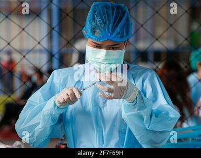 Bangkok, Thailand. April 2021. Ein Gesundheitsmitarbeiter bereitet eine Dosis des Coronavac (Sinovac)-Impfstoffs vor. Mehrere Kabinettsminister und alle Abgeordneten der Bhumjaithai-Partei haben nach engem Kontakt mit neuen Covid-19-Fällen mit der 14-tägigen Quarantäne begonnen. (Foto von Chaiwat Subprasom/SOPA Images/Sipa USA) Quelle: SIPA USA/Alamy Live News Stockfoto