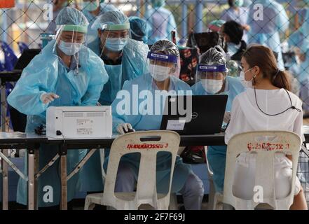 Bangkok, Thailand. April 2021. Das Gesundheitspersonal überwacht die Menschen nach der Verabreichung der Dosis des Coronavac-Impfstoffs (Sinovac). Mehrere Kabinettsminister und alle Abgeordneten der Bhumjaithai-Partei haben nach engem Kontakt mit neuen Covid-19-Fällen mit der 14-tägigen Quarantäne begonnen. (Foto von Chaiwat Subprasom/SOPA Images/Sipa USA) Quelle: SIPA USA/Alamy Live News Stockfoto