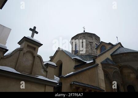 Armenische apostolische Kirche außen mit christlichem Kreuz auf dem Turm in Lviv, Ukraine Stockfoto