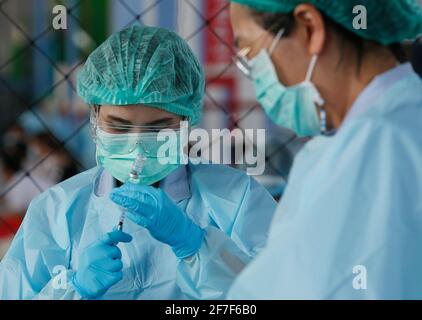 Bangkok, Thailand. April 2021. Ein Gesundheitsmitarbeiter bereitet eine Dosis des Coronavac (Sinovac)-Impfstoffs vor. Mehrere Kabinettsminister und alle Abgeordneten der Bhumjaithai-Partei haben nach engem Kontakt mit neuen Covid-19-Fällen mit der 14-tägigen Quarantäne begonnen. (Foto von Chaiwat Subprasom/SOPA Images/Sipa USA) Quelle: SIPA USA/Alamy Live News Stockfoto