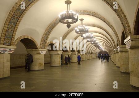 Kiew, Ukraine - Januar 2019: U-Bahnstation Arsenalna. Passagiere in der U-Bahn-Station in Kiew. Stockfoto