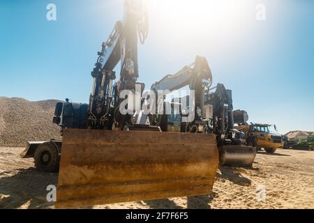 Bagger steht im Steinbruch gegen die Sonne Stockfoto