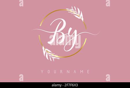 BY b y Letters Logo-Design mit goldenem Kreis und weißen Blättern auf Ästen um. Vektorgrafik mit B- und Y-Buchstaben für persönliches Branding, cor Stock Vektor
