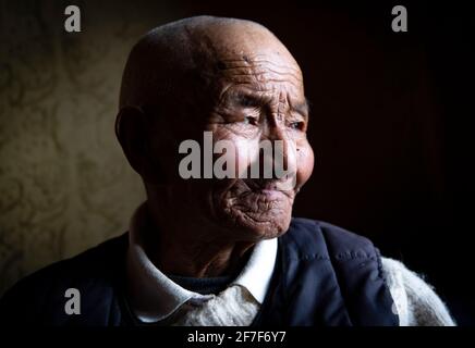 (210407) -- LHASA, 7. April 2021 (Xinhua) -- das Foto vom 22. März 2021 zeigt das Porträt von Tsephel in der Gemeinde Qangka in Lhasa, der Hauptstadt der autonomen Region Tibet im Südwesten Chinas. Tsephel, 92 Jahre alt, lebt in der Gemeinde Qangka im Bezirk Lhunzhub in Lhasa. Geboren im Kreis Gyaca in Shannan, wurden er und seine Eltern Leibeigene, mit kaum genug Nahrung und Kleidung. Nach dem Tod seiner Eltern begann er ein Leben voller Elan. „Wenn man einmal vom Leibeigenen erwischt wird, kann einem seine Augen, Ohren, Hände oder Füße entzogen werden“, sagte Tsephel. Nach der demokratischen Revolution wurde Tsephel zum Landarbeiter, der sich devotin Stockfoto