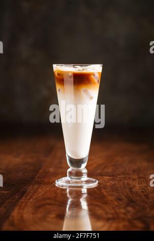 Kaffeecocktail auf Holztisch mit Spiegelung Stockfoto