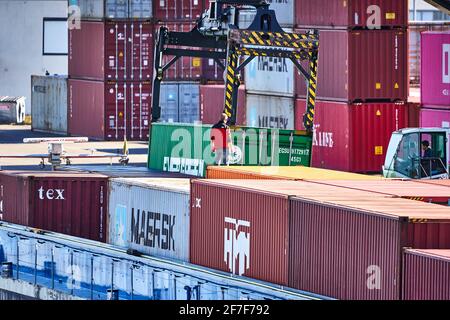 Wolfsburg, 21. Februar 2021: Im Hafen von Fallersleben lädt ein Containerkran Frachtcontainer eines Frachtschiffes für die Autofabrik in wo Stockfoto